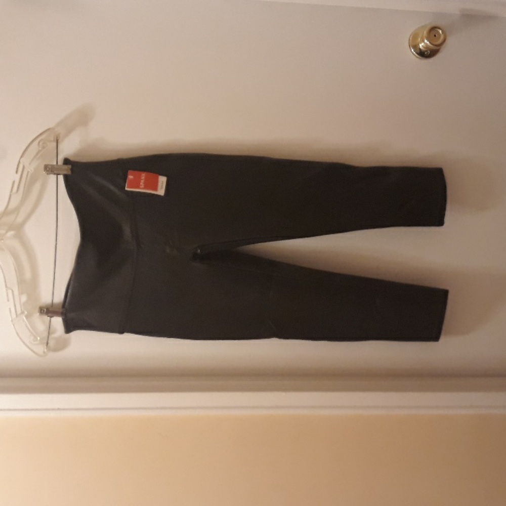 Spanx size M cropped faux leather leggings in Black